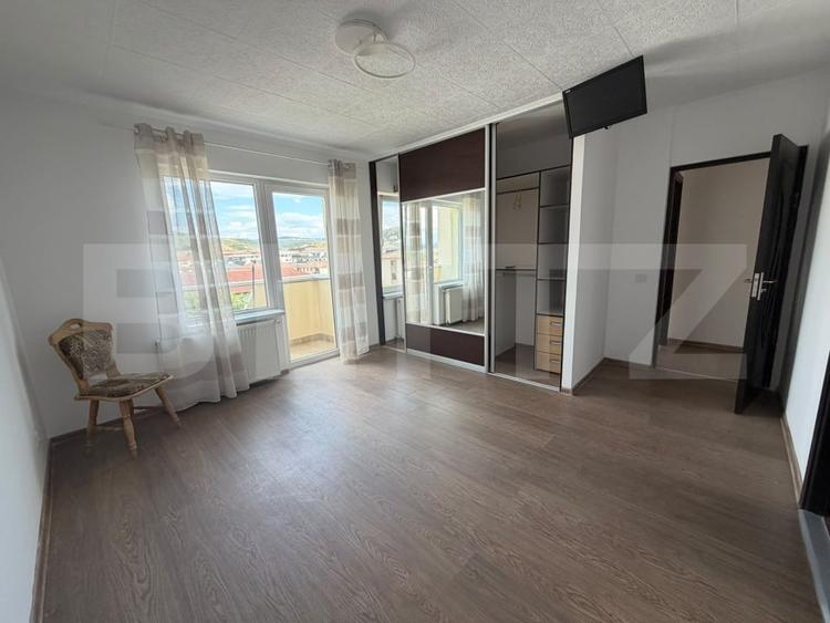 Apartament cu 4 camere semidecomandat în Florești