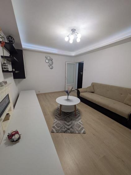 Apartament cu 3 camere decomandat în Poarta 6