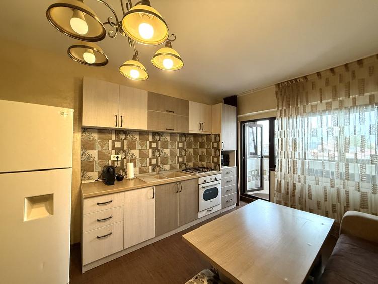 Apartament cu 3 camere decomandat, mobilat în Faleza Nord
