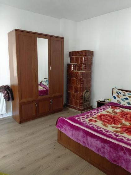 Vind casa cu 8 camere ,2 curti ,anexe, , mobilata - 8