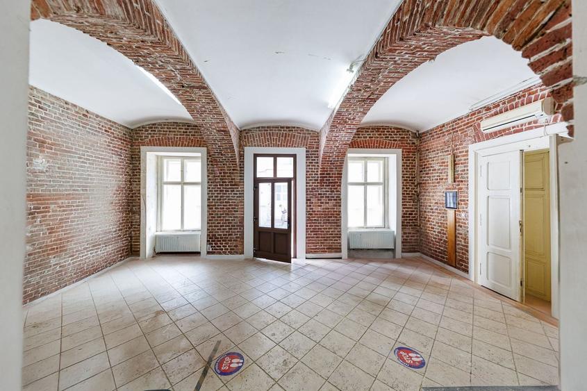 Casă individuală cu 15 camere cu Canalizare în P-ța Unirii