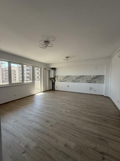 Apartament cu 5 camere semidecomandat în Central