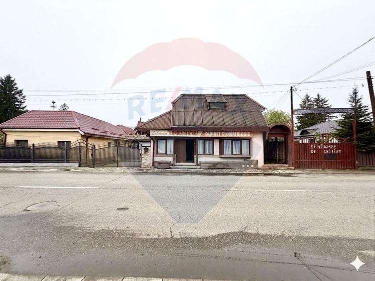 Casă individuală cu 9 camere cu Teren 500 Mp în Nord