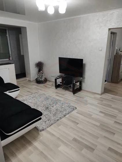 Apartament cu 3 camere semidecomandat în Micro 17