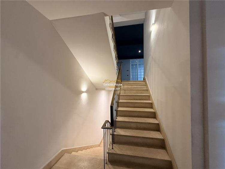 Casă cu 9 camere cu Teren 200 Mp în Central