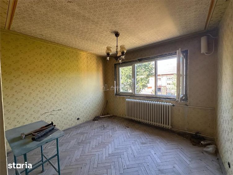 Apartament cu 3 camere semidecomandat în Central