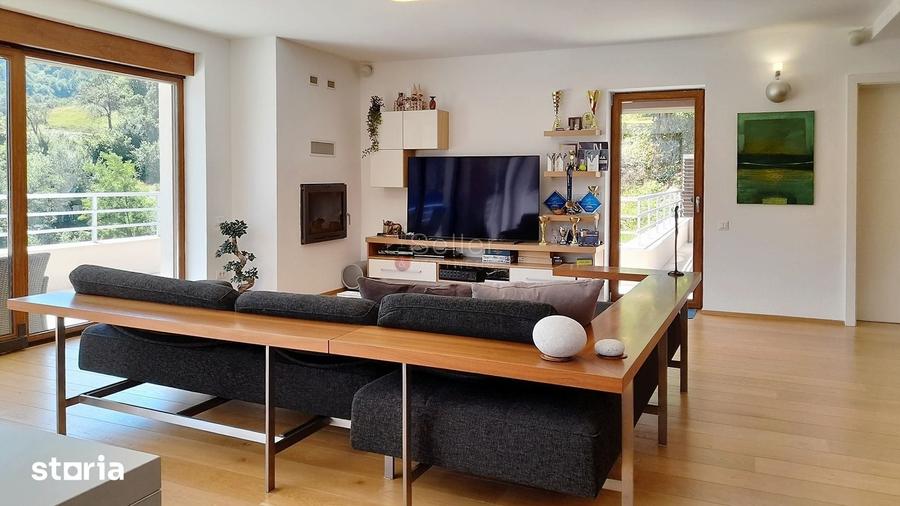 Casă cu 8 camere cu Teren 522 Mp în Schei