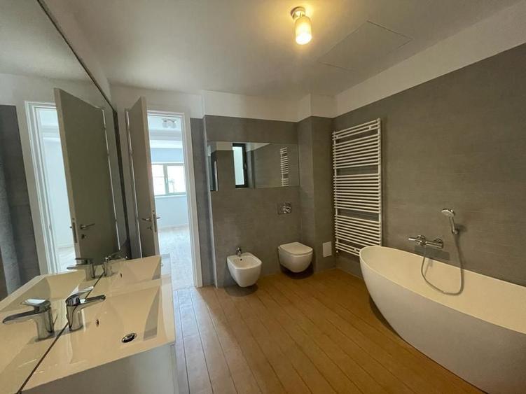 Casă individuală cu 11 camere cu Canalizare în Dorobanți