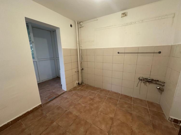 Apartament cu 3 camere semidecomandat în Titan