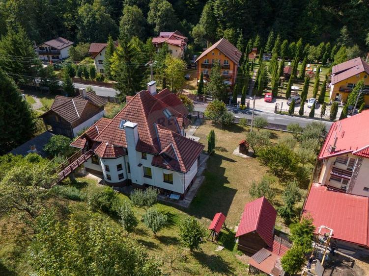 Casă individuală cu 8 camere cu Teren 2992 Mp în Moieciu