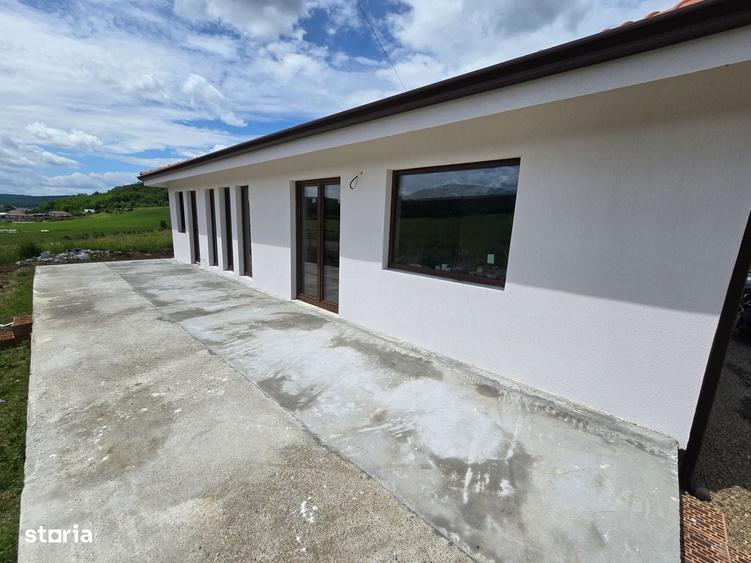 Casă cu 4 camere în Livezeni