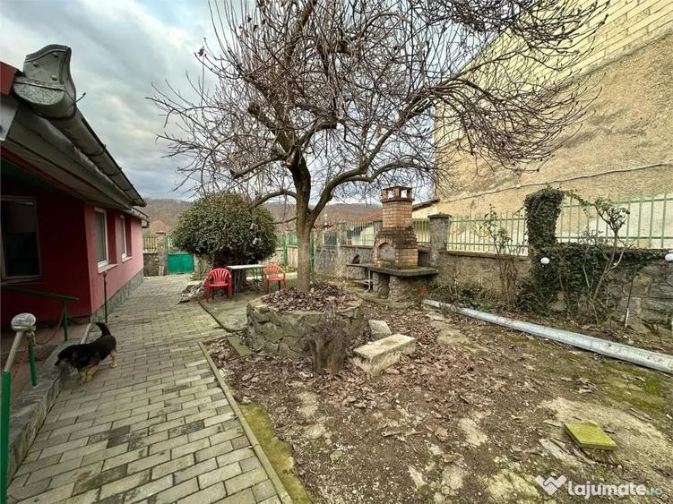 Casă cu 7 camere cu Teren 900 Mp în Central