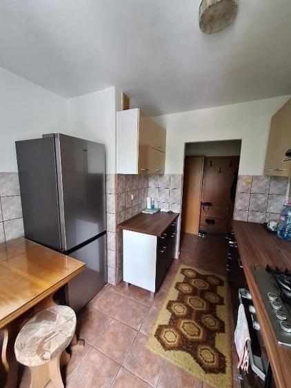 Apartament cu 3 camere semidecomandat, mobilat în Dacia
