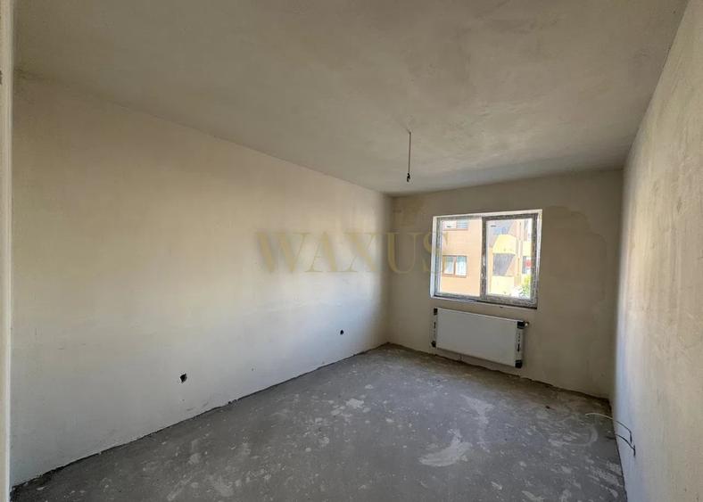 Apartament cu 3 camere semidecomandat în Florești
