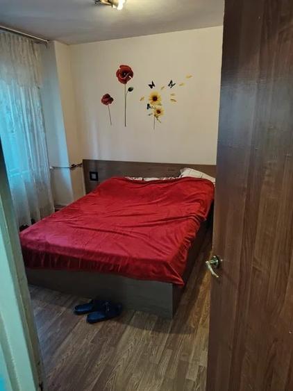 Apartament cu 3 camere semidecomandat în Berceni