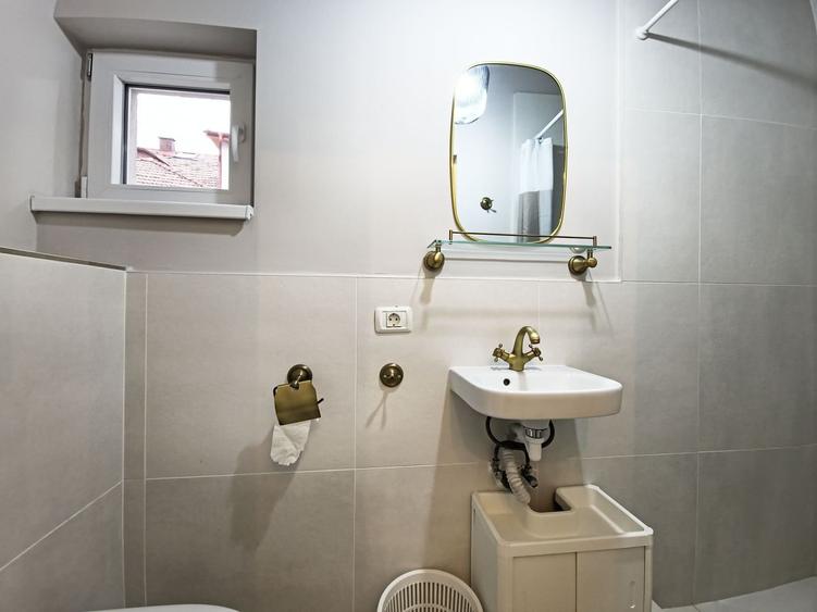 Casă individuală cu 2 camere cu Canalizare în Central