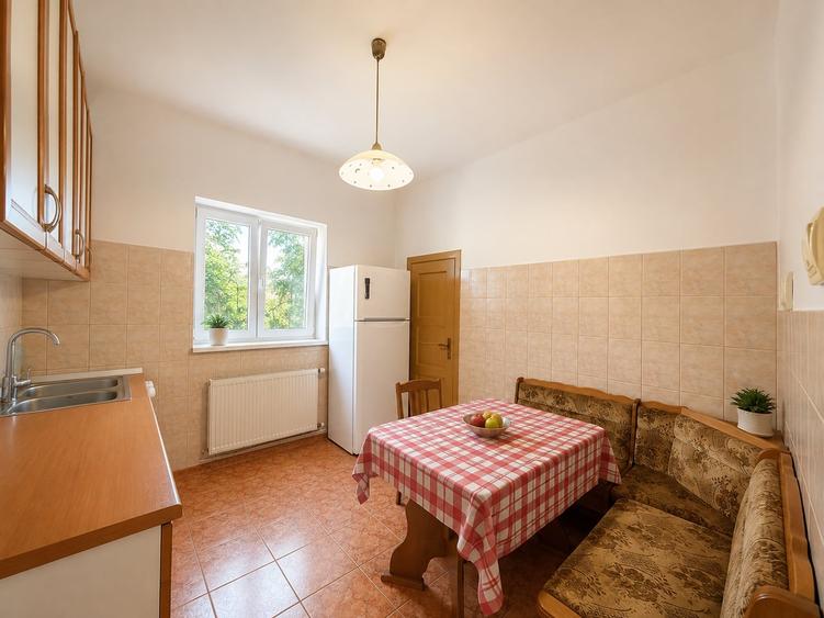 Apartament cu 3 camere semidecomandat în Central