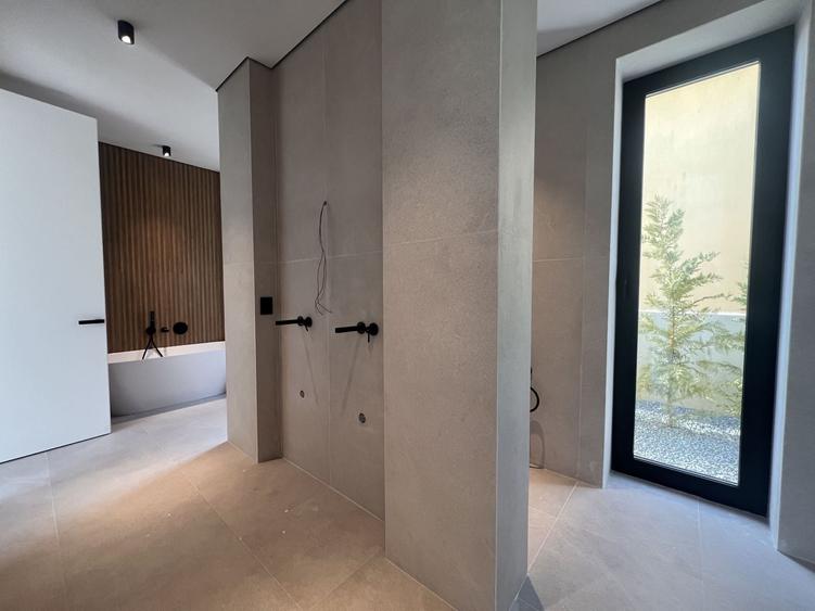 Casă individuală cu 4 camere cu Piscina în Est