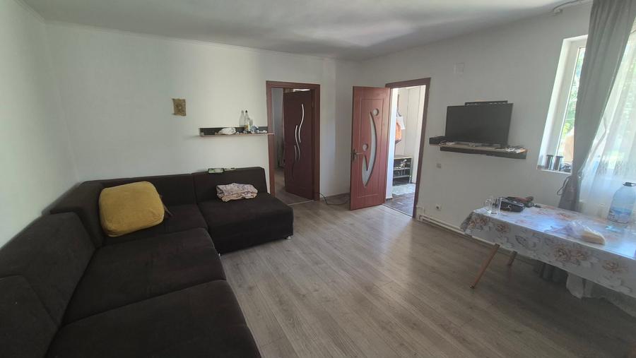 Casă individuală cu 10 camere cu Teren 1000 Mp în Rahova