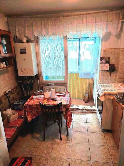 Apartament cu 3 camere semidecomandat în Mioriței