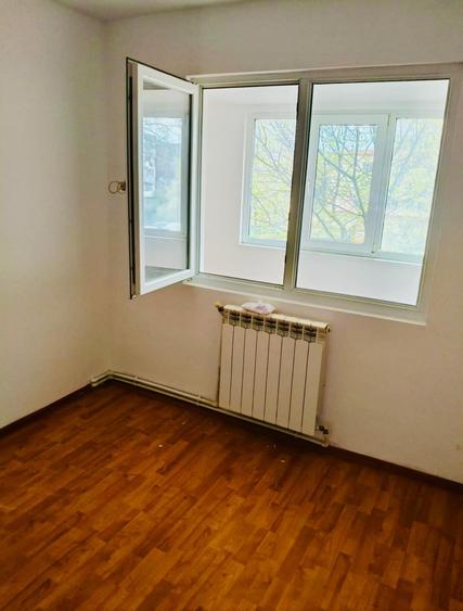 Apartament cu 4 camere semidecomandat în Micro 39