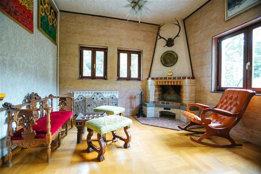 Casă cu 8 camere cu Teren 1000 Mp în Moroieni
