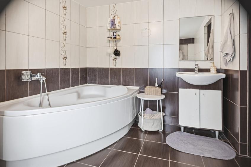 Apartament cu 2 camere decomandat, mobilat în P-ța Alba Iulia