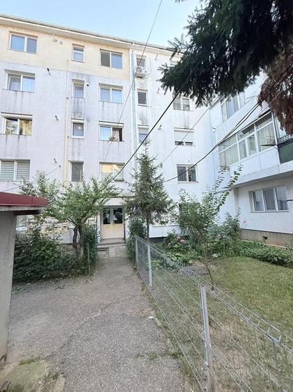 Apartament cu 3 camere decomandat în Milcov