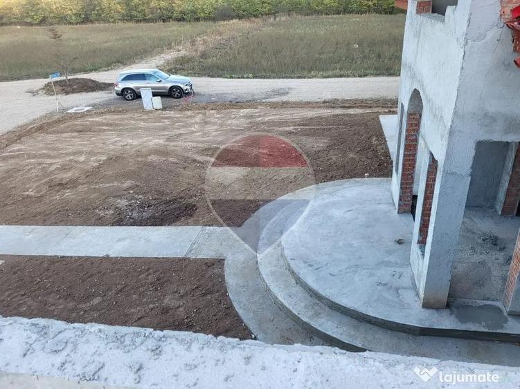 Casă cu 5 camere cu Teren 2781 Mp în Periș
