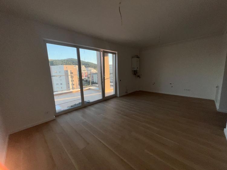 Apartament cu 3 camere semidecomandat în Florești