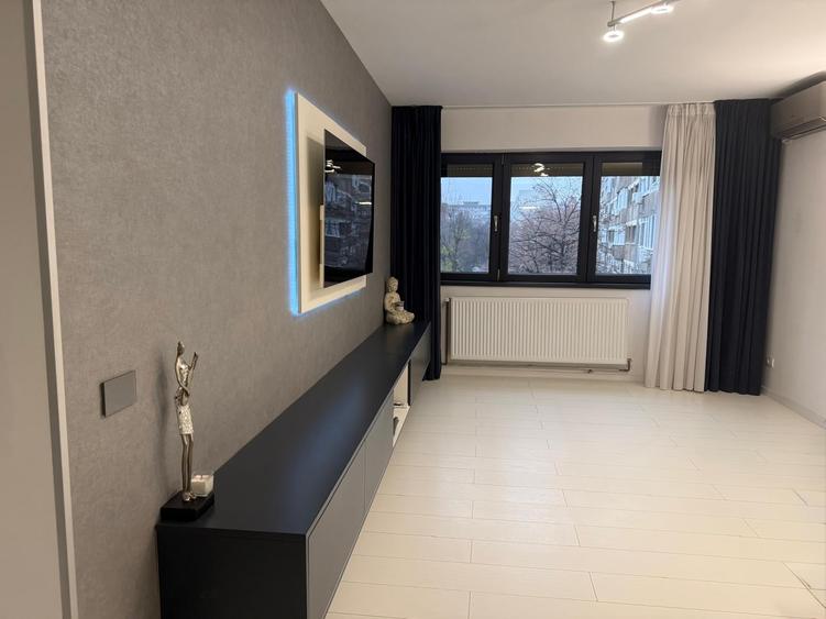Apartament cu 5 camere decomandat în Drumul Taberei