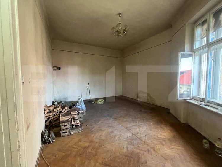 Apartament cu 4 camere decomandat în Central