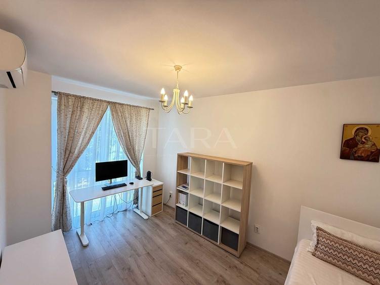 Apartament cu 3 camere semidecomandat, mobilat în Central