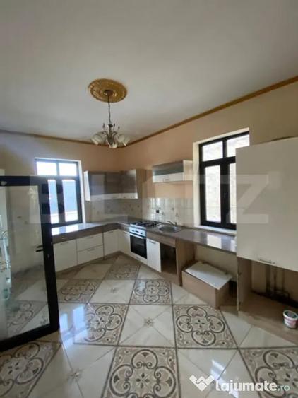 Casă cu 10 camere cu Teren 414 Mp în Cetate