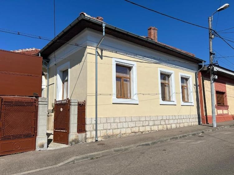 Casă individuală cu 5 camere cu Teren 400 Mp în Central