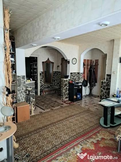 Apartament cu 4 camere decomandat în Coman