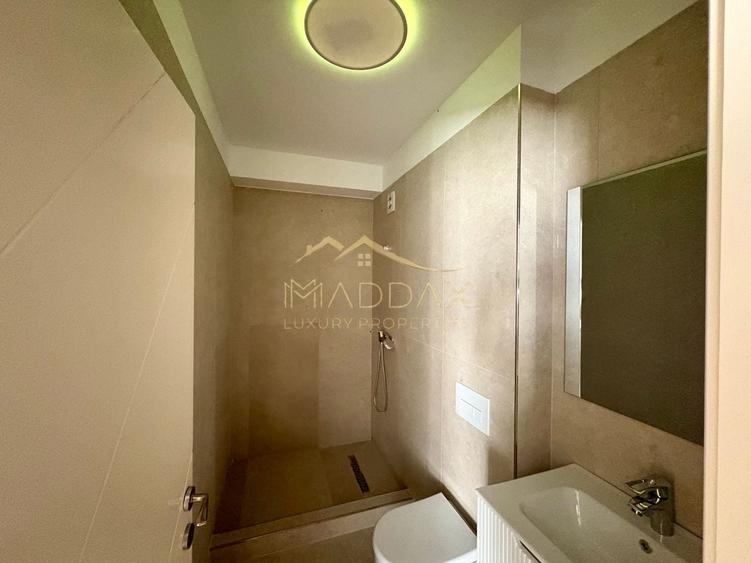 Apartament cu 3 camere semidecomandat, mobilat în Băneasa