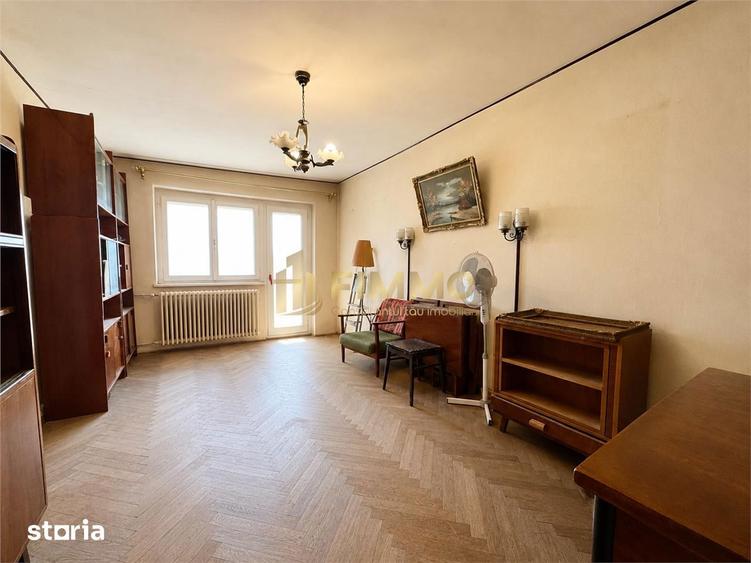 Apartament cu 3 camere semidecomandat în Sud