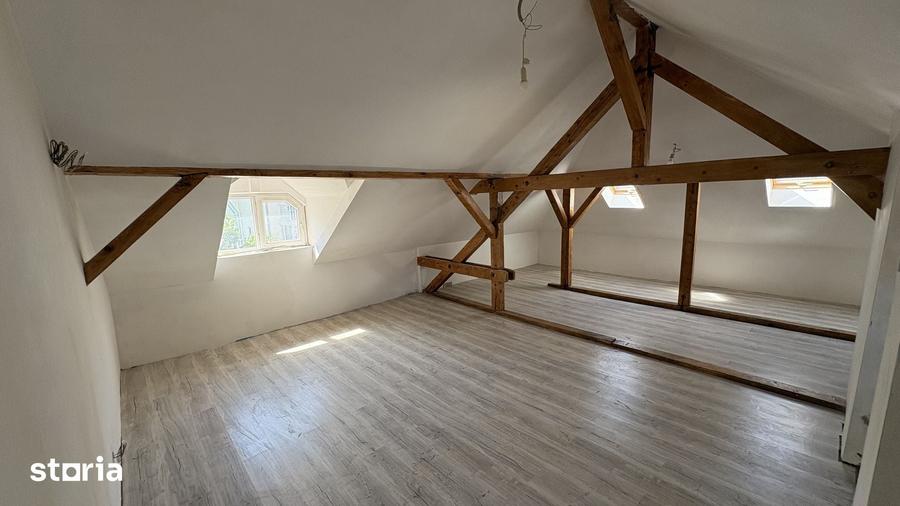 Casă cu 8 camere cu Teren 233 Mp în Decebal