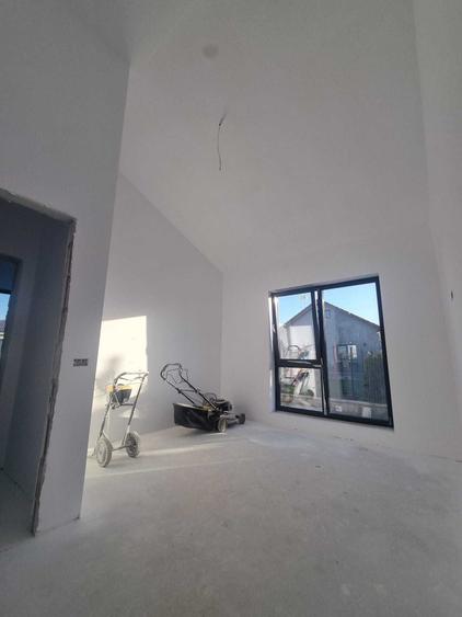 Casă cu 4 camere cu Teren 440 Mp în Ghiroda
