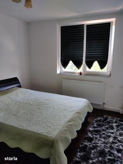 Apartament cu 3 camere semidecomandat în Far