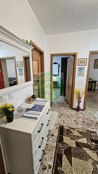 Apartament cu 3 camere decomandat în Est