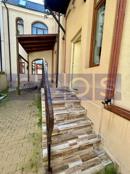 Apartament cu 4 camere semidecomandat, mobilat în P-ța Unirii