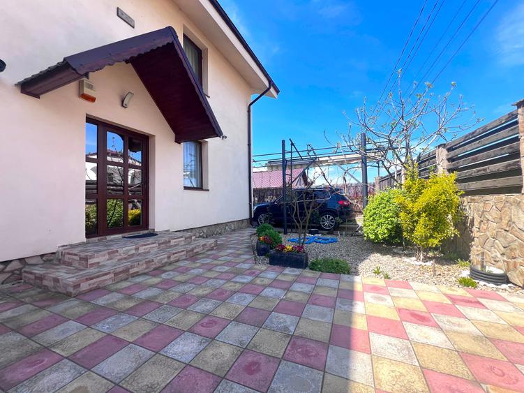 Casă cu 8 camere cu Teren 400 Mp în Central