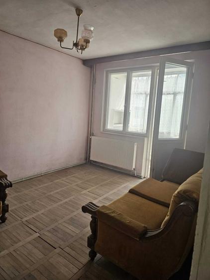 De vanzare Apartament 3 camere,etaj 1,zona Ion Creanga - 1
