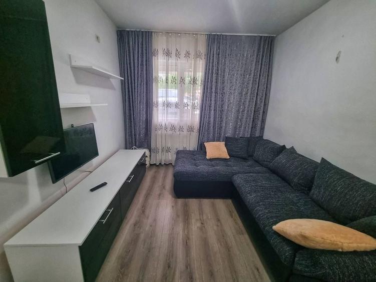 Apartament cu 3 camere decomandat în Roșu