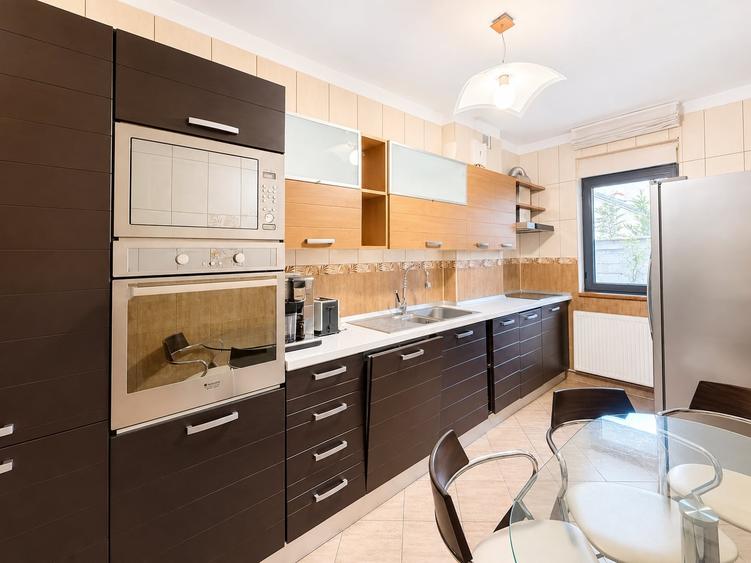 Apartament cu 3 camere decomandat în Polonă