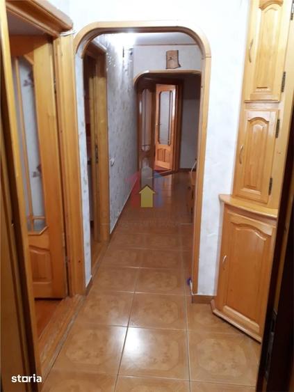 Apartament cu 3 camere decomandat în Buzaului