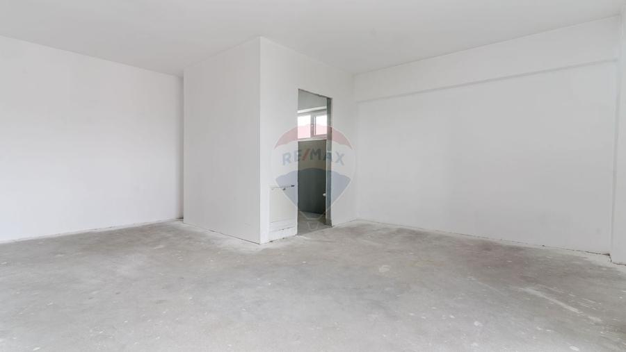 Penthouse cu 4 camere semidecomandat în Semicentral