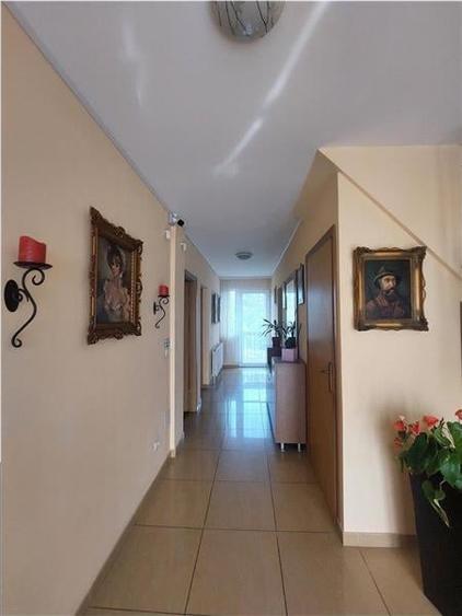 Casă individuală cu 10 camere cu Canalizare în Poltur